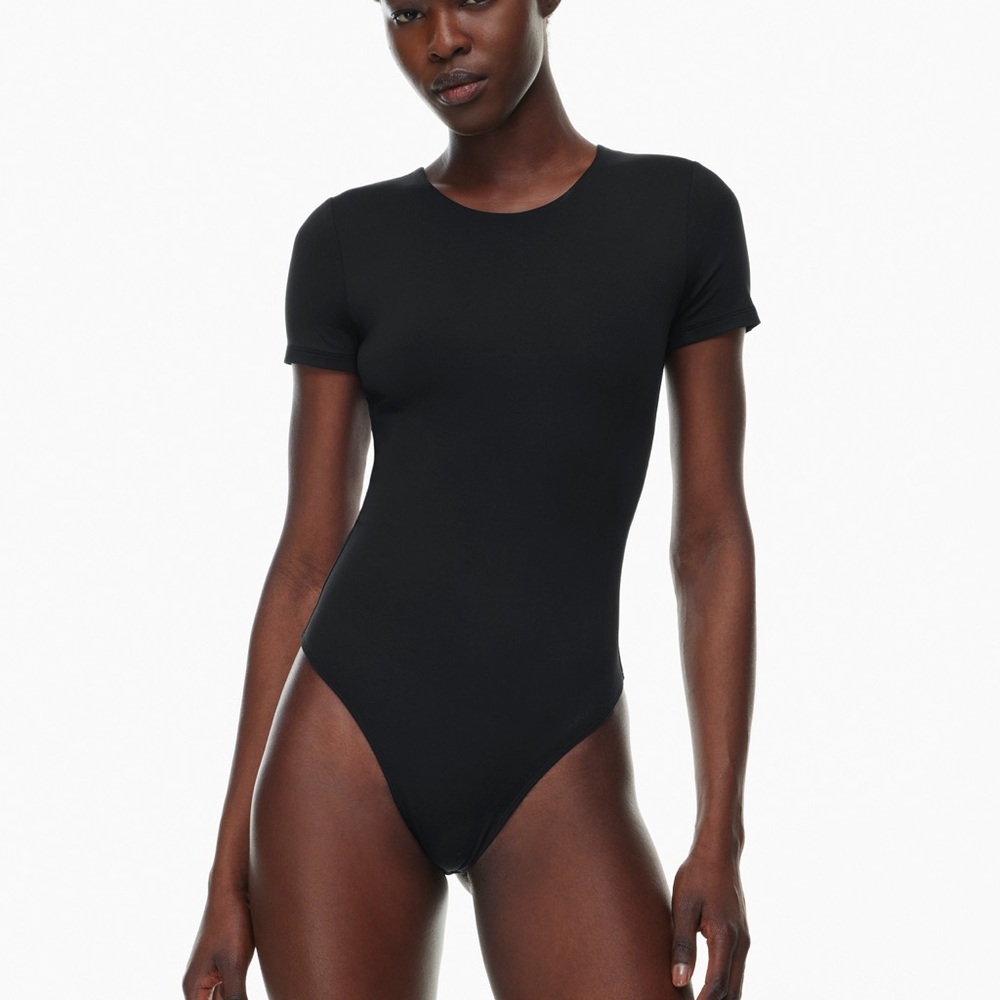 Aritzia crewneck short sleeve bodysuit - M